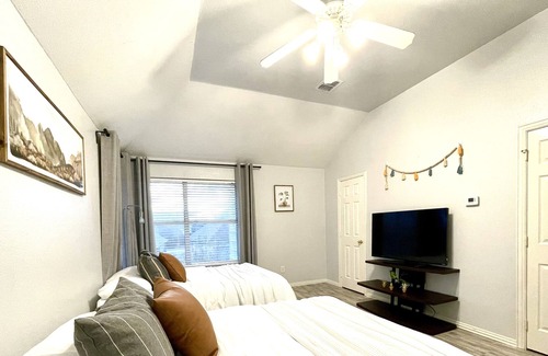 Garland House | BIGgroup, King Beds, BoardGames, 3 Mins to Mall, Natatorium, Near Highways