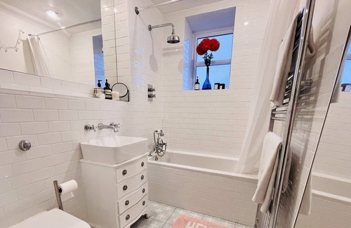 Stubbins House | Bijou 2 bed Cottage in the Heart of Ramsbottom