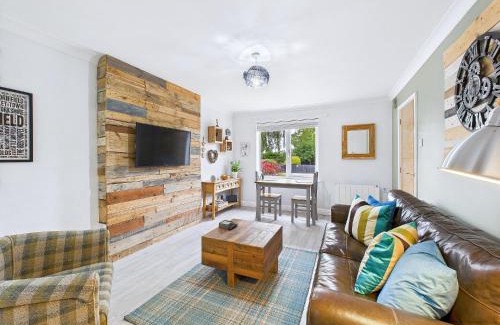 Driffield House | Bijou Abode- bungalow- free private parking and secure cabin