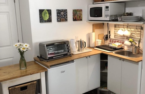Courtenay Apartment | Bike, family and pet friendly accommodation near trails, park & local village