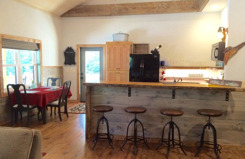 Cedar Mountain House | Bike,hike trails in minutes. New, rustic cabin near Brevard, DuPont,Pisgah nn