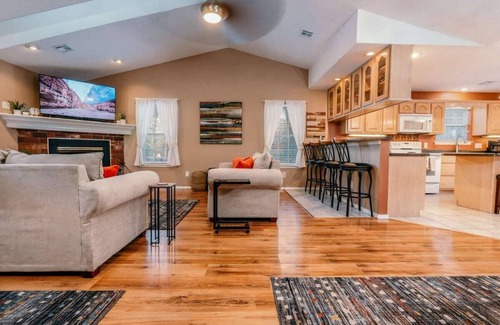 Bella Vista House | Bike -Lovers & Pets Welcome! Modern Home by Bamboozled Trail