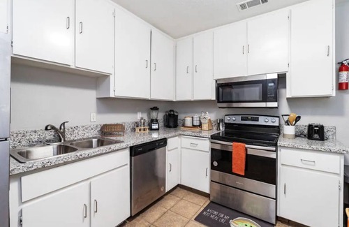 Fresno House | Bike Themed 2Bedroom/1 Bath-Centrally Located