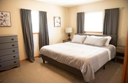 Athens House | Biker Hiker friendly 3 bedroom by Strouds Run State Park