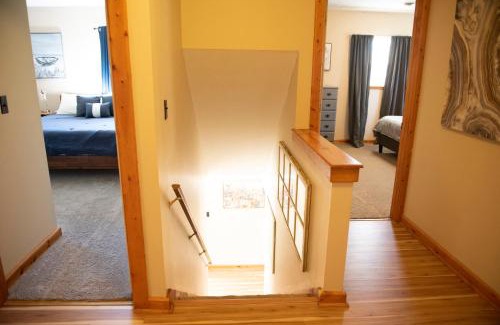 Athens House | Biker Hiker friendly 3 bedroom by Strouds Run State Park