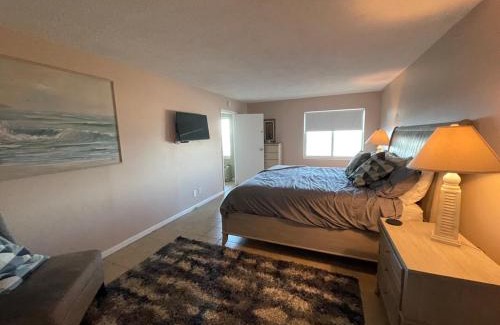 Northeast Virginia Beach House | Bikinis and Martinis at Dolphin Run-Oceanfront-Pool!
