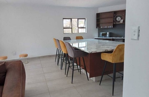 Hekpoort Villa | Bikos Villa