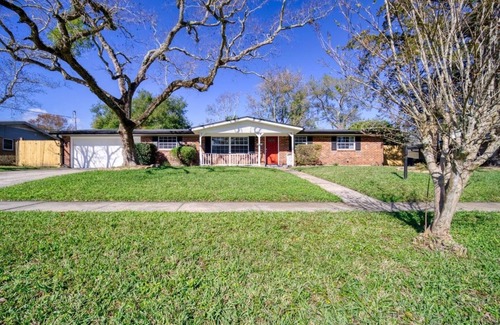 Southside House | ~Billiard Abode Sleeps 12 Heated Pool & Spa~
