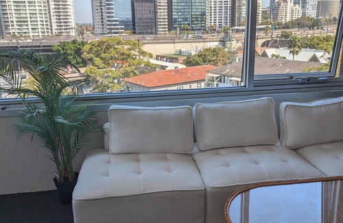 Kirribilli Apartment | Billion Dollar View | Spacious CBD Apartment 2bdr