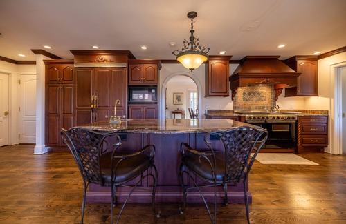 Asheville House | BillsMore Estate! 9 acres with amazing views & trails. 11 minutes to downtown