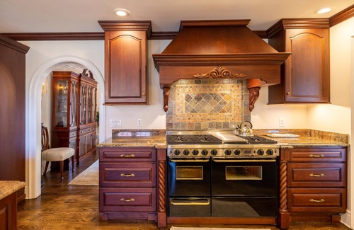 Asheville House | BillsMore Estate! 9 acres with amazing views & trails. 11 minutes to downtown