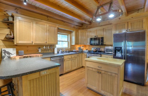 Lebanon Cabin | Billy Goat Hill Cabin - Romantic Cabana with Hot tub No Cleaning Fee or Chores