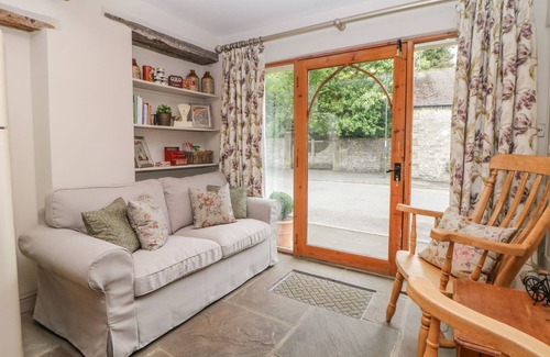 Tideswell Cottage | BILLY WHISKEY'S, pet friendly, character holiday cottage in Tideswell