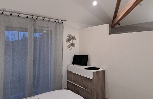 Pouilly-les-Nonains Bed & Breakfast | BILOBA guest room, bathroom WC and exterior