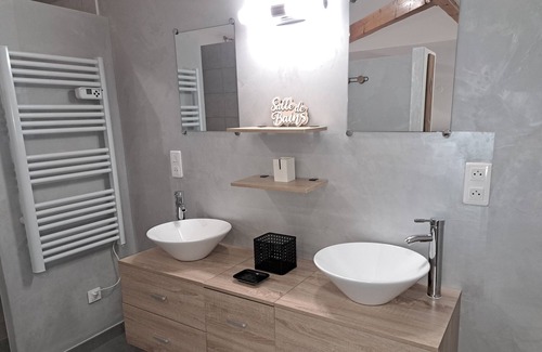 Pouilly-les-Nonains Bed & Breakfast | BILOBA guest room, bathroom WC and exterior