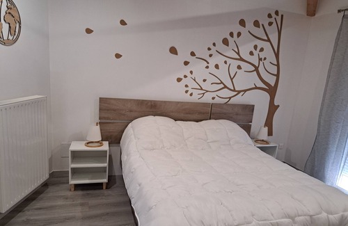Pouilly-les-Nonains Bed & Breakfast | BILOBA guest room, bathroom WC and exterior