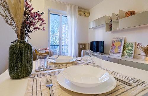 Lorenteggio Apartment | Bilocale silenzioso e accogliente Metro 4 Frattini - 15 minutes to city center