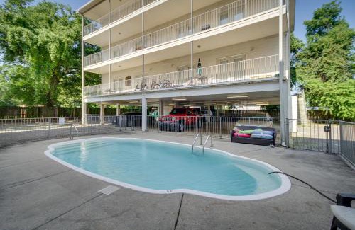Biloxi Apartment | Biloxi Condo with Community Pool about Half-Mi to Beach!