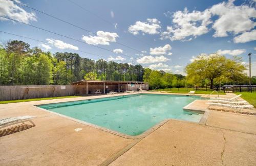 Biloxi House | Biloxi Resort Cottage with Pool and Lake Access!