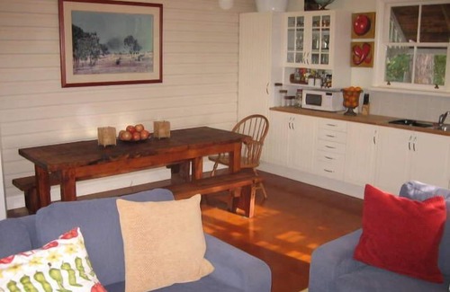 Woodlands Cottage | Bimbadgen Cottage. 10 mins from town.