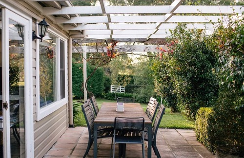 Woodlands Cottage | Bimbadgen Cottage. 10 mins from town.