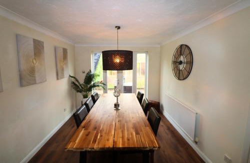 Binfield House | Binfield - Spacious Luxurious Four Bedroom House