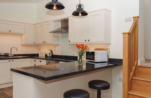 Crediton Cottage | BINNEFORD BARN, family friendly, with hot tub in Cheriton Fitzpaine