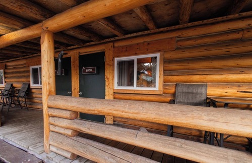 Red Deer River Crossing Cabin | Birch Cabin: Mountain Escape | Sleeps 4 | No Cleaning Fees | Private Bathroom