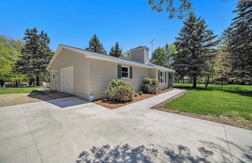 Alden House | BIRCH COTTAGE - Modern Lake House w/shared Frontage on Thayer Lake