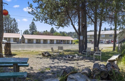 Cascade House | Birch Glen Lodge Studio: Sauna, Firepit, and Game Room