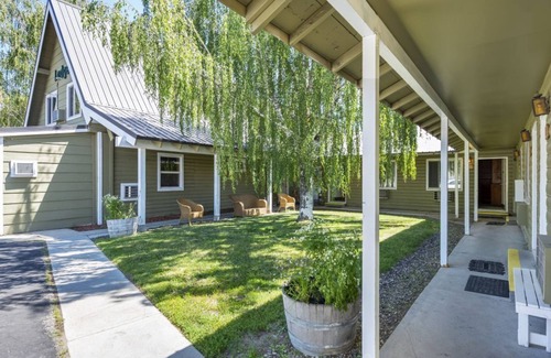 Cascade House | Birch Glen Lodge Studio: Sauna, Firepit, and Game Room