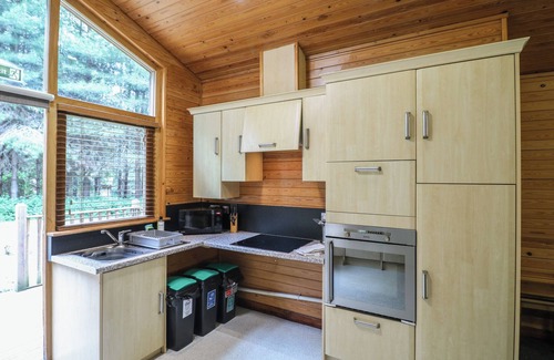 Rosliston Cottage | BIRCH LODGE, family friendly, with a garden in Rosliston
