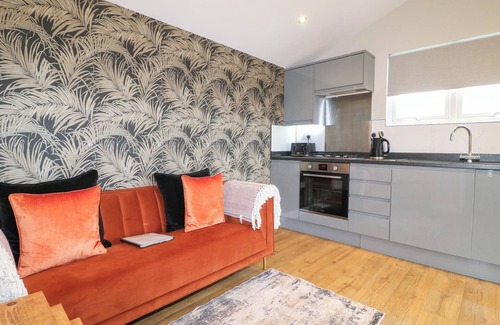 Swadlincote Cottage | BIRCH, romantic, luxury holiday cottage, with hot tub in Donisthorpe