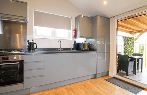 Swadlincote Cottage | BIRCH, romantic, luxury holiday cottage, with hot tub in Donisthorpe