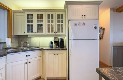 Central Huron Cottage | Birchcliff-Lakefront View King bed Central Air AC