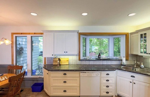Central Huron Cottage | Birchcliff-Lakefront View King bed Central Air AC