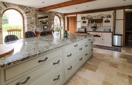 Saint Ann's Chapel Cottage | BIRCHENHAYES, family friendly, with hot tub in St Dominick