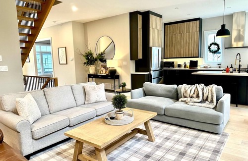 Kemble Cottage | Birchwood Country House with Hot Tub & EV Charger