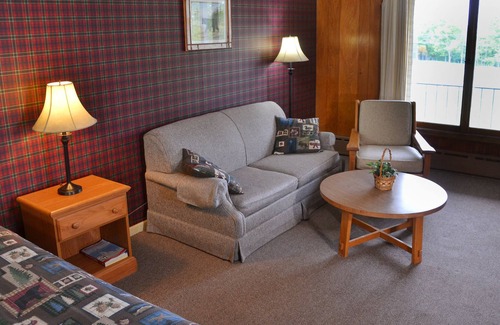 Harbor Springs Hotel | Birchwood Inn