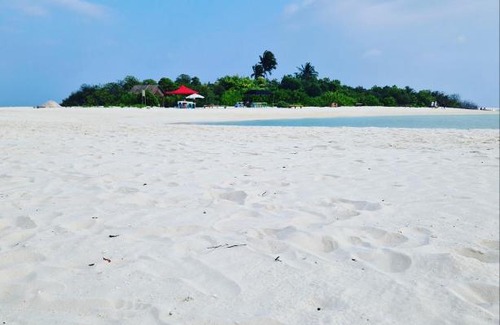 Omadhoo House | Bird Beak Beach
