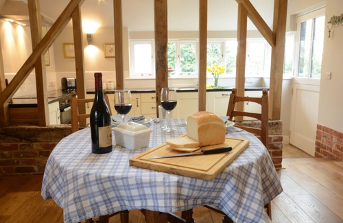 Martlesham Heath Cottage | BIRD COTTAGE, BURGH, pet friendly, with open fire in Grundisburgh