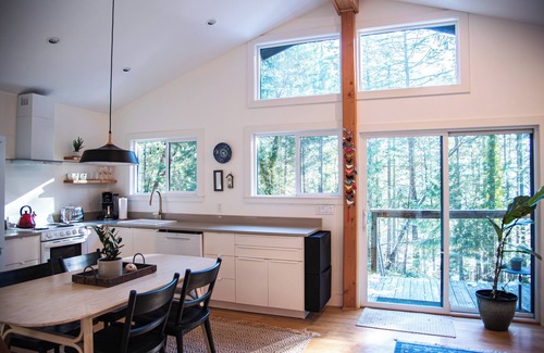Vesuvius Cottage | Bird House: Fully Renovated Vesuvius Cottage