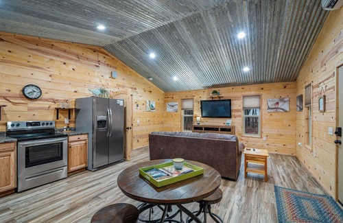 Fort Payne Cabin | Bird House-woodsy getaway w/hot tub & fire pit