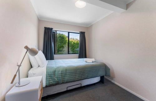 Acacia Bay House | Bird Songs and lake views with wifi