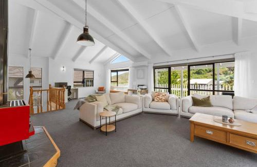 Acacia Bay House | Bird Songs and lake views with wifi