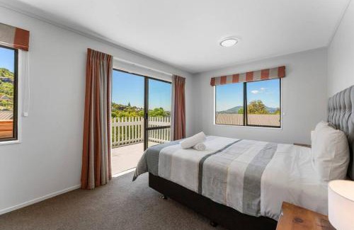 Acacia Bay House | Bird Songs and lake views with wifi