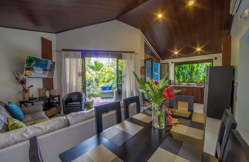 Penas Blancas Ski Chalet | Birds AC, private jacuzzi, shared pool, farm 1 Bukala Village Lodge