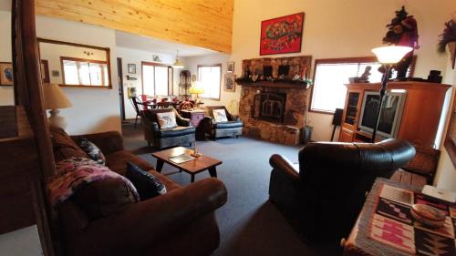 Red River House | Birds and Bears Retreat - On The River - Pet Friendly - WiFi - Satellite - Washer - Dryer - Large Deck - Grill - Fenced In Yard