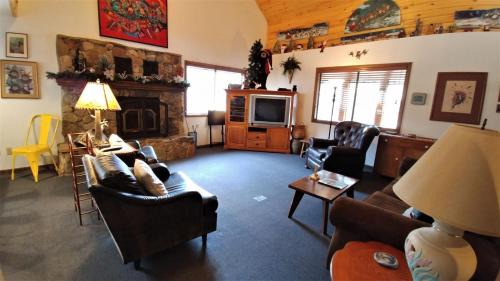 Red River House | Birds and Bears Retreat - On The River - Pet Friendly - WiFi - Satellite - Washer - Dryer - Large Deck - Grill - Fenced In Yard