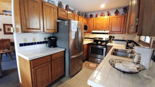 Red River House | Birds and Bears Retreat - On The River - Pet Friendly - WiFi - Satellite - Washer - Dryer - Large Deck - Grill - Fenced In Yard